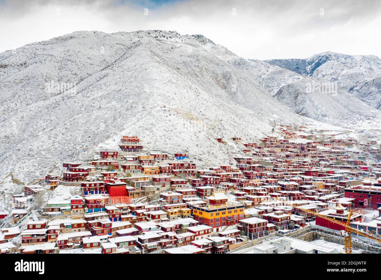 Die wunderschöne Landschaft des Derge Parkhang und die umliegenden Häuser nach dem Schnee in der Ganzi Autonomen Präfektur, südwestlich der chinesischen Provinz Sichuan, Stockfoto