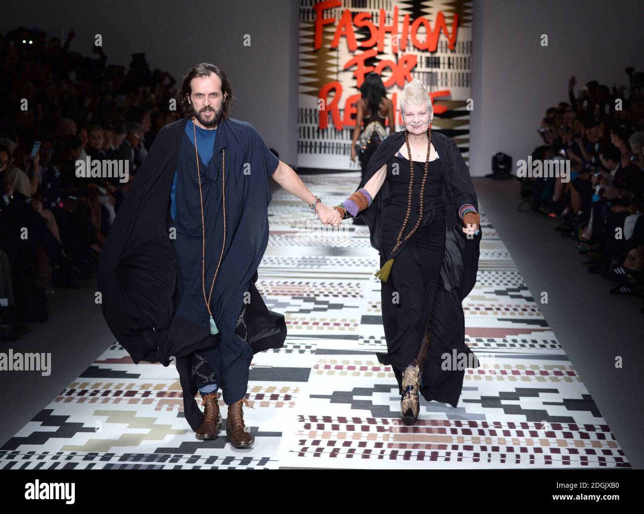 Dame Vivienne Westwood und Ehemann Andreas auf dem Laufsteg während des Fashion for Relief Charity Catwalk 2015 im Somerset House, dem Sitz des British Fashion Council, London Stockfoto