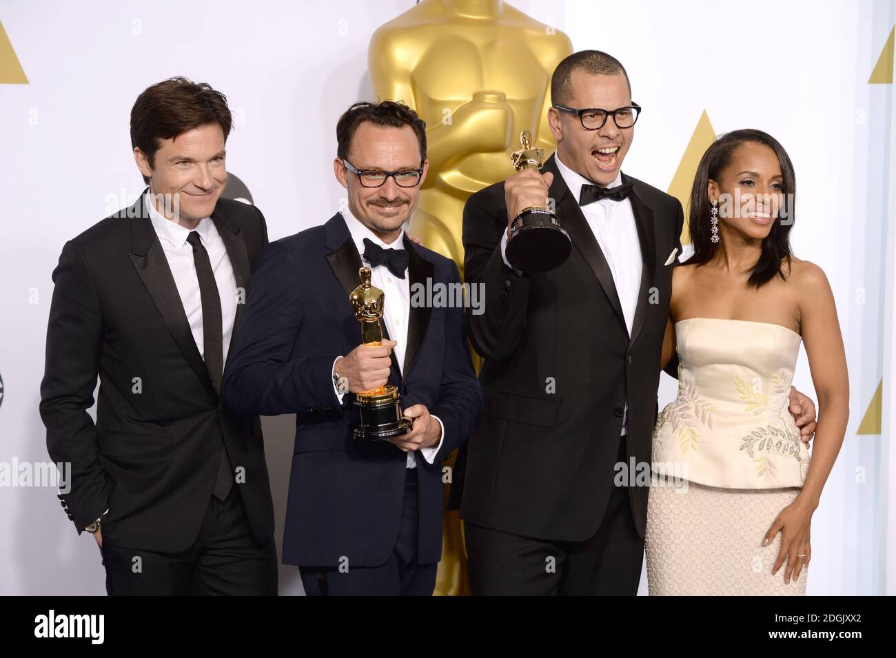 Die Moderatoren Kerry Washington und Jason Batemen (ganz links) präsentieren Mat Kirkby und James Lucas im Presseraum der 87. Academy Awards im Dolby Theater in Hollywood, Los Angeles, CA, USA, den Preis für den besten Live-Action-Kurzfilm für 'The Phone Call'. Februar 22, 2015. Stockfoto