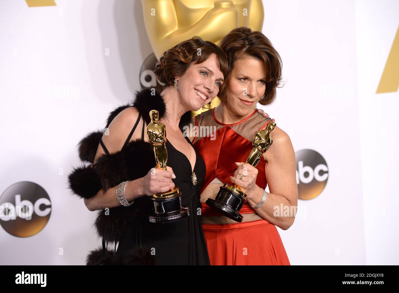 Dana Perry und Ellen Goosenberg Kent mit dem Preis für die beste Kurzfilmdokumentation für "Crisis Hotline: Veterans Press 1" im Pressesaal der 87. Academy Awards, die am 22. Februar 2015 im Dolby Theater in Hollywood, Los Angeles, CA, USA, abgehalten wurden. Stockfoto