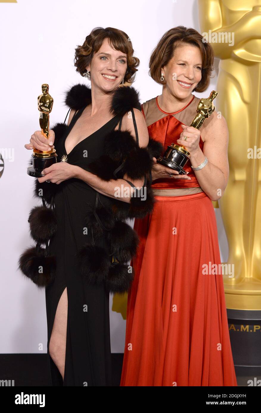 Dana Perry und Ellen Goosenberg Kent mit dem Preis für die beste Kurzfilmdokumentation für "Crisis Hotline: Veterans Press 1" im Pressesaal der 87. Academy Awards, die am 22. Februar 2015 im Dolby Theater in Hollywood, Los Angeles, CA, USA, abgehalten wurden. Stockfoto