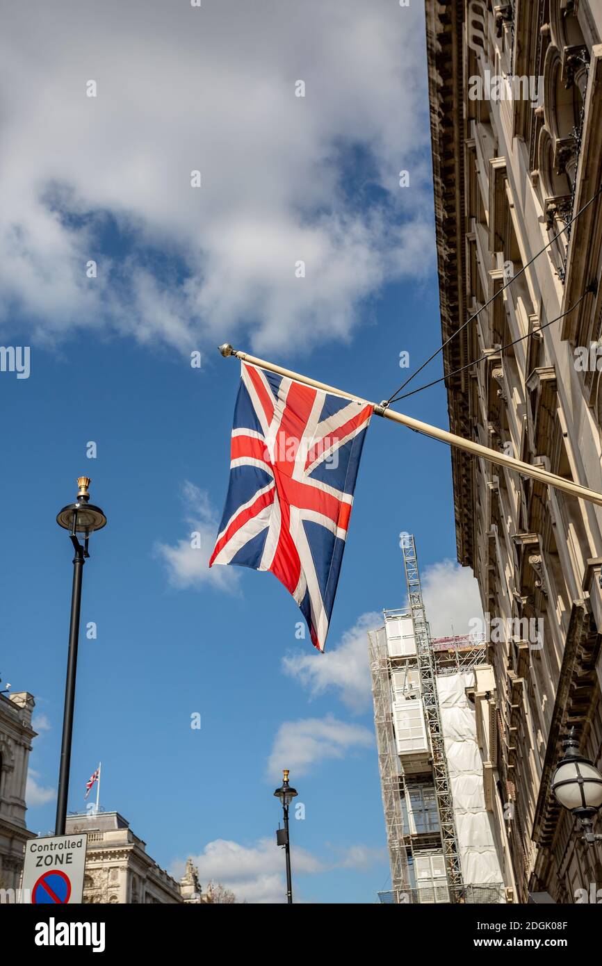Union Jack - britische Flagge, Großbritannien hängt von der Fassade eines historischen Gebäudes in London Stockfoto