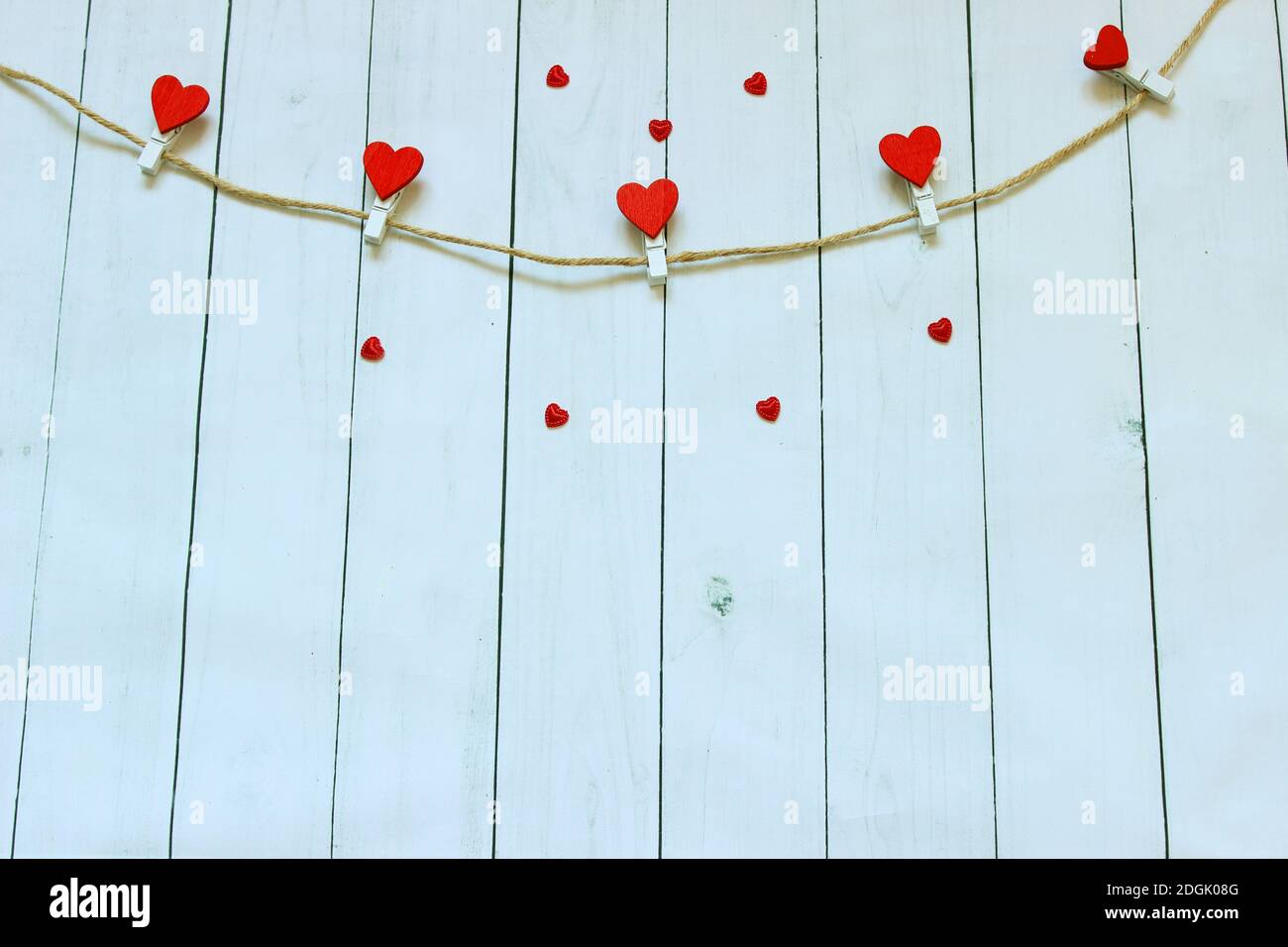 Rotes Herz auf einem hölzernen Hintergrund. Liebesgeschichte. Konzept für eine Grußkarte. Stockfoto
