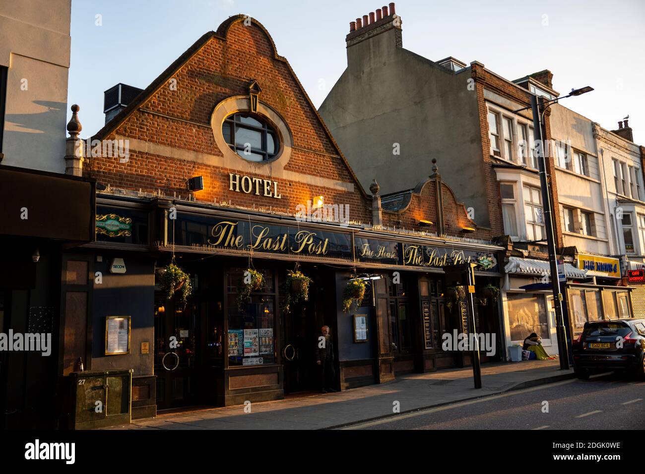 Öffnen Sie Wetherspoon Pub in Southend on Sea, Essex, Großbritannien, da das Land weiter aus dem Lockdown. Der Letzte Beitrag. Bar Stockfoto