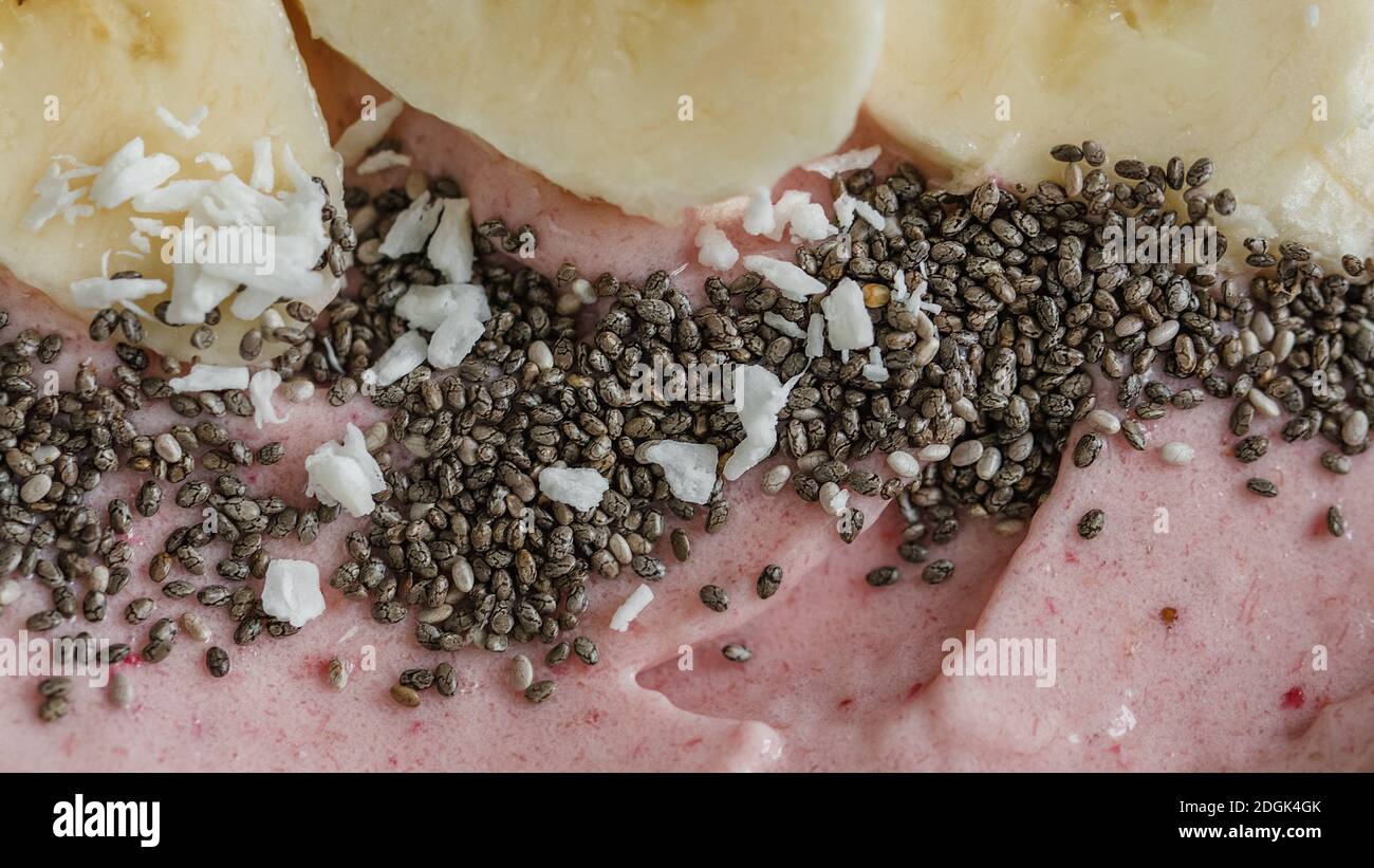Gesundes Frühstück mit Joghurt und Hafergranola, Bananen und chia in der Schüssel. Köstliche Smoothie-Schüssel. Vegane Rohkost. Selektiver Fokus. Makro Stockfoto