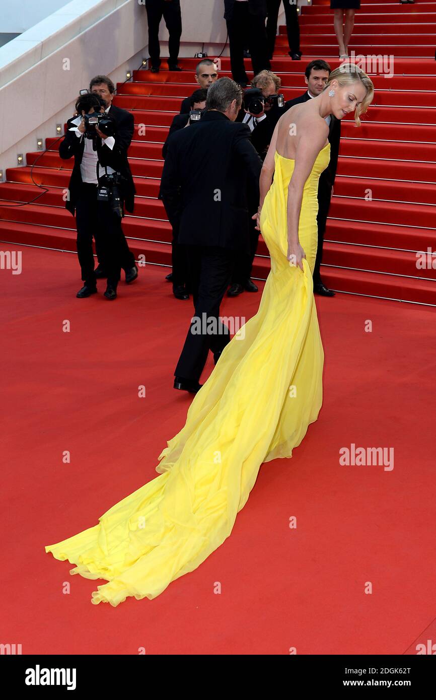 Charlize Theron bei der Premiere der Mad Max Fury Road, die während des 68. Festival de Cannes im Grand Theatre Lumiere, Palais des Festivals, Cannes, Frankreich stattfindet (obligatorische Gutschrift: Doug Peters/EMPICS Entertainment) Stockfoto