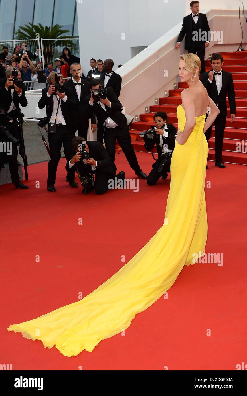 Charlize Theron bei der Premiere der Mad Max Fury Road, die während des 68. Festival de Cannes im Grand Theatre Lumiere, Palais des Festivals, Cannes, Frankreich stattfindet (obligatorische Gutschrift: Doug Peters/EMPICS Entertainment) Stockfoto