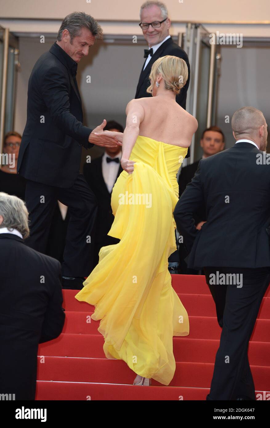 Charlize Theron bei der Premiere von Mad Max: Fury Road, die während des 68. Festival de Cannes im Grand Theatre Lumiere, Palais des Festivals, Cannes, Frankreich stattfindet (obligatorische Gutschrift: Doug Peters/EMPICS Entertainment) Stockfoto