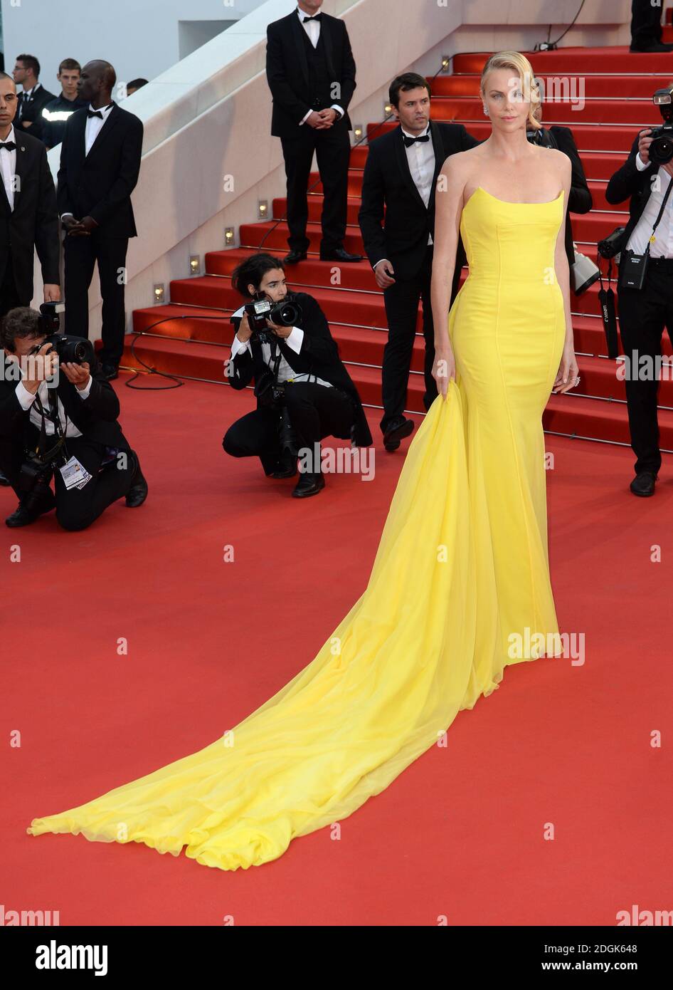 Charlize Theron bei der Premiere von Mad Max: Fury Road, die während des 68. Festival de Cannes im Grand Theatre Lumiere, Palais des Festivals, Cannes, Frankreich stattfindet (obligatorische Gutschrift: Doug Peters/EMPICS Entertainment) Stockfoto