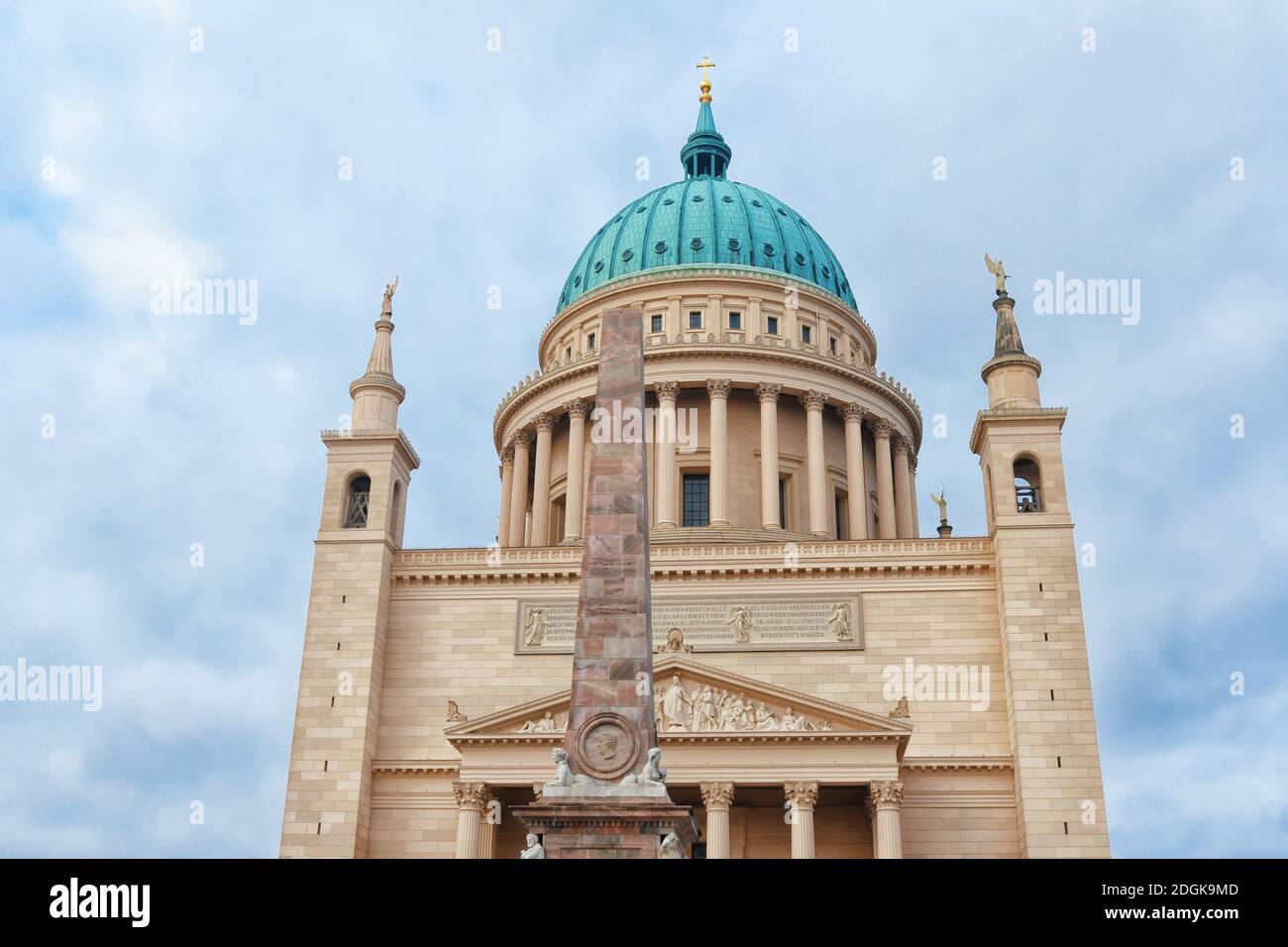 Potsdam, Deutschland - 02. Dezember 2019: Blick auf die Nikolaikirche mit stella Stockfoto