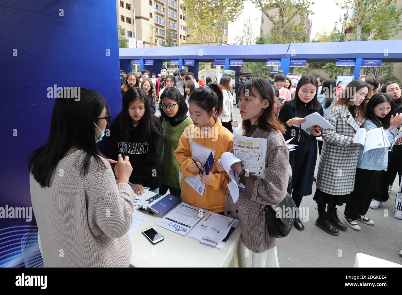 Über 3000 Studenten nehmen an der Jobmesse Teil, die am 18. November 2020 an einer lokalen Hochschule in Chongqing, China, rund 5200 Arbeitsplätze bietet. *** Lokale Capt Stockfoto