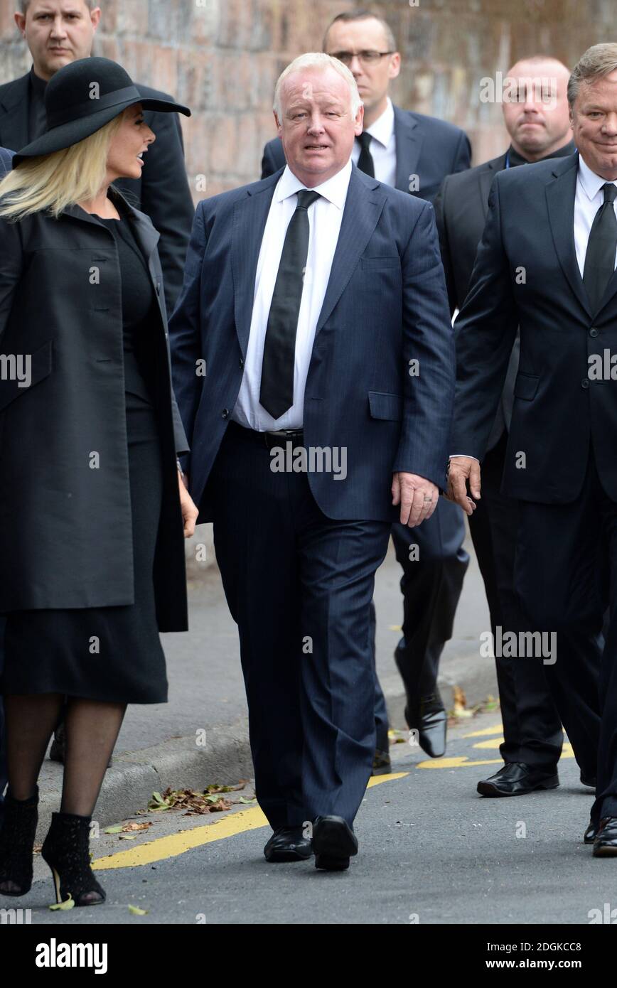 Les Dennis Ankunft am Beerdigung von Cilla Black, St Marys Church, Liverpool. Bildnachweis sollte lauten: Doug Peters EMPICS Entertainment Stockfoto