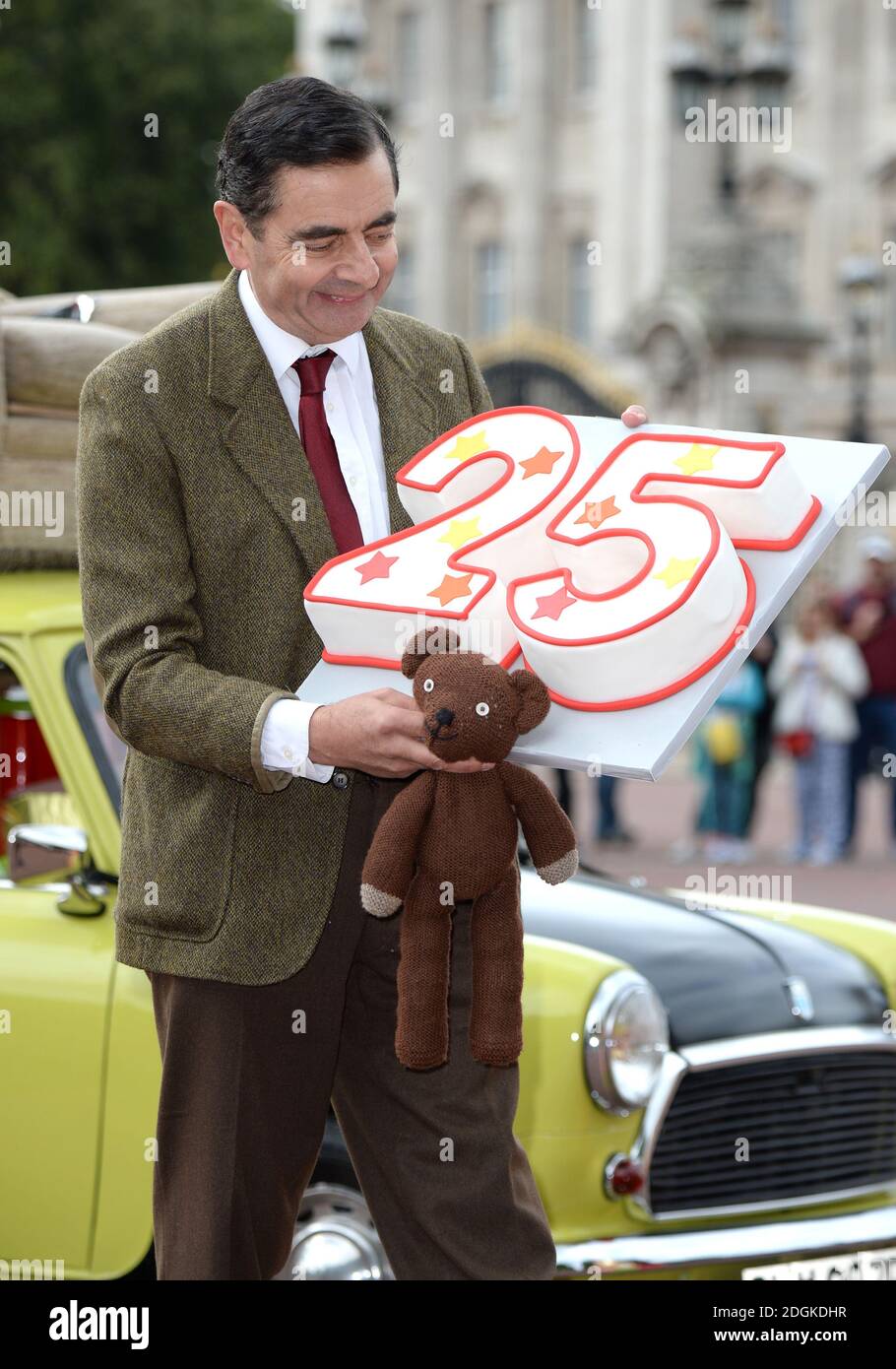 Rowan Atkinson als Mr. Bean im Buckingham Palace, um die neue Mr. Bean DVD zu veröffentlichen und den 25. Jahrestag der Entstehung der Figur zu feiern. Stockfoto