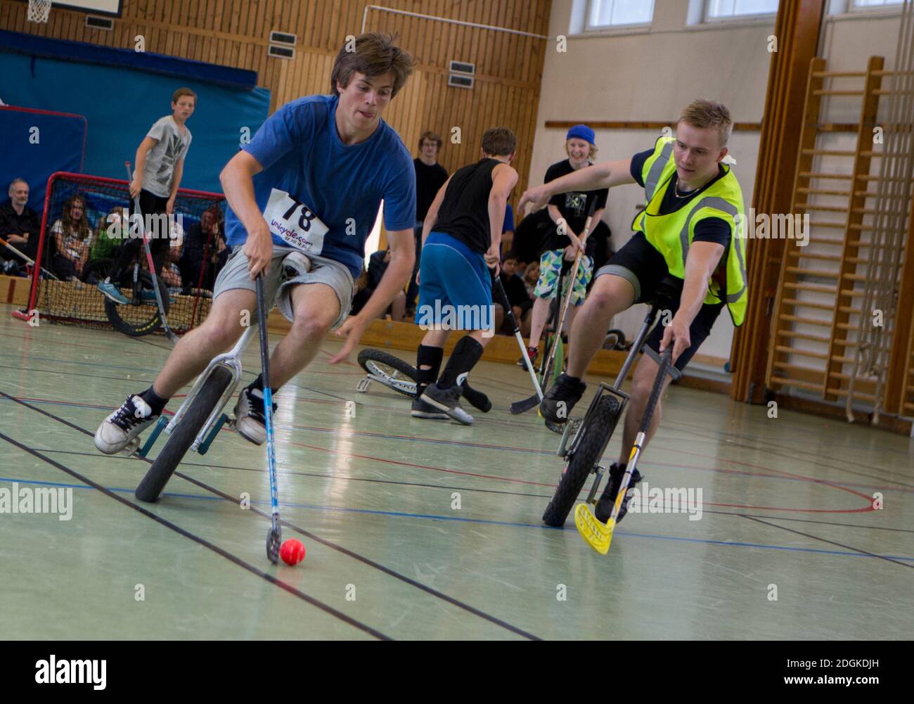 Unihockey mit Einrad. Stockfoto