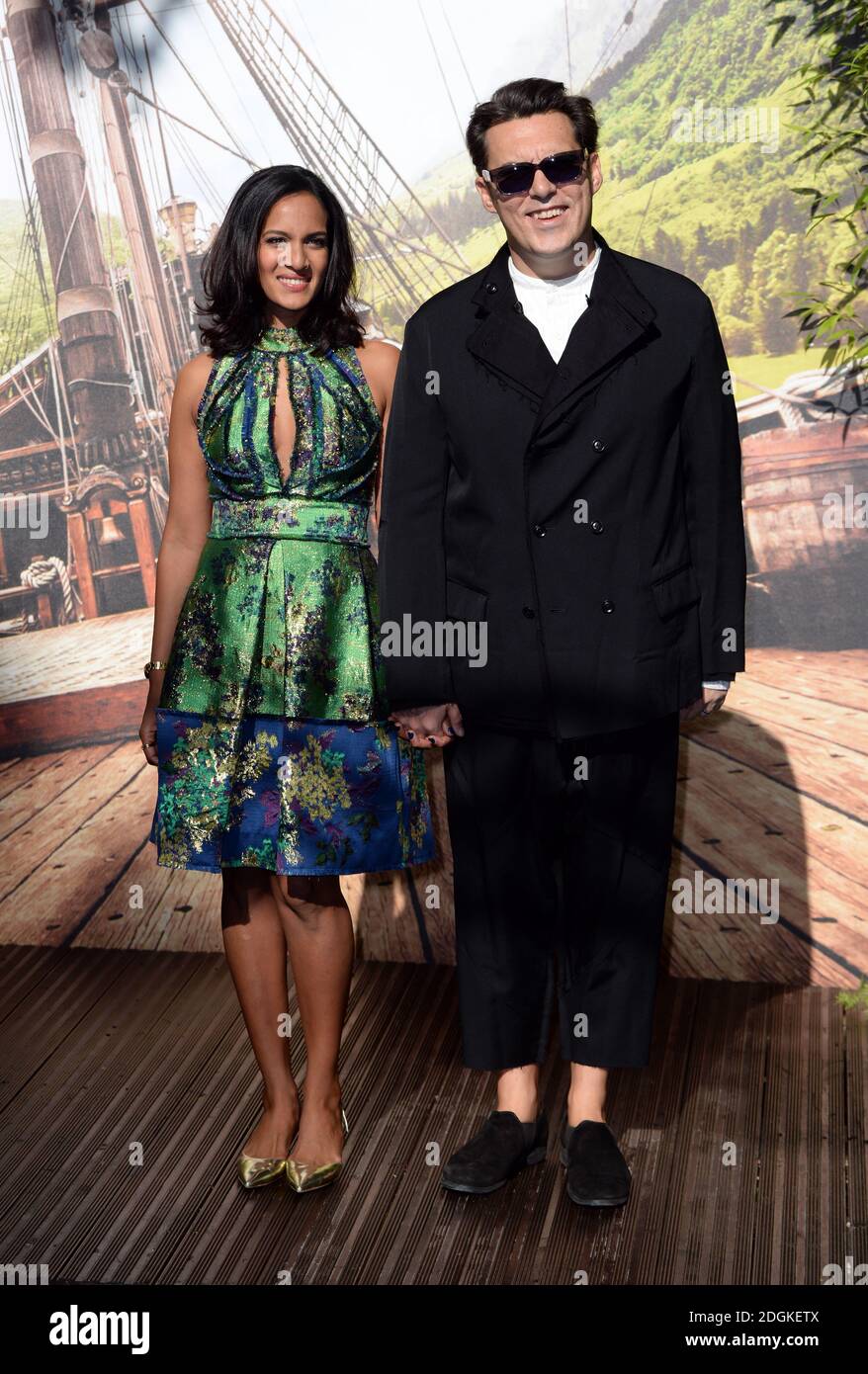 Joe Wright und Frau Anoushka Shankar kommen zur Weltpremiere von Pan im Odeon, Leicester Square, London. Stockfoto