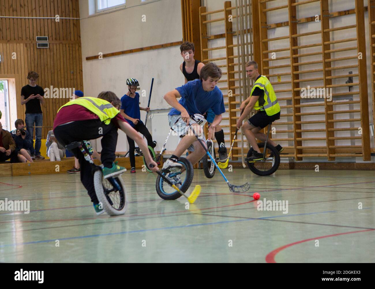 Unihockey mit Einrad. Stockfoto