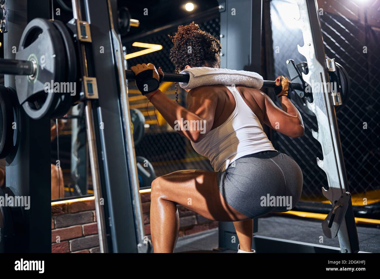 Gewichtheber beim Training mit den Fitnessgeräten Stockfoto