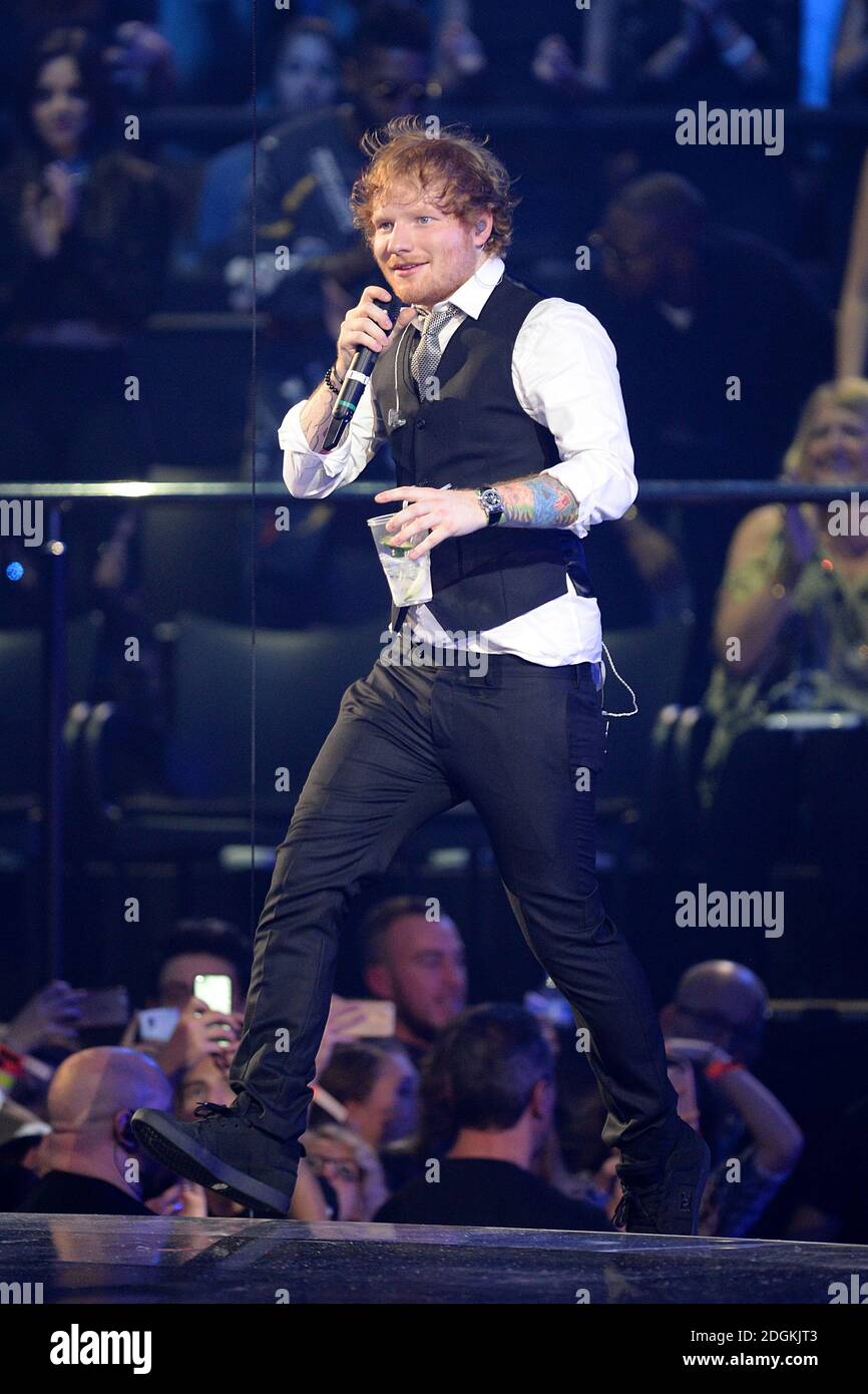 Ed Sheeran auf der Bühne während der MTV Europe Music Awards 2015, im Mediolanum, Assago, Mailand. Stockfoto