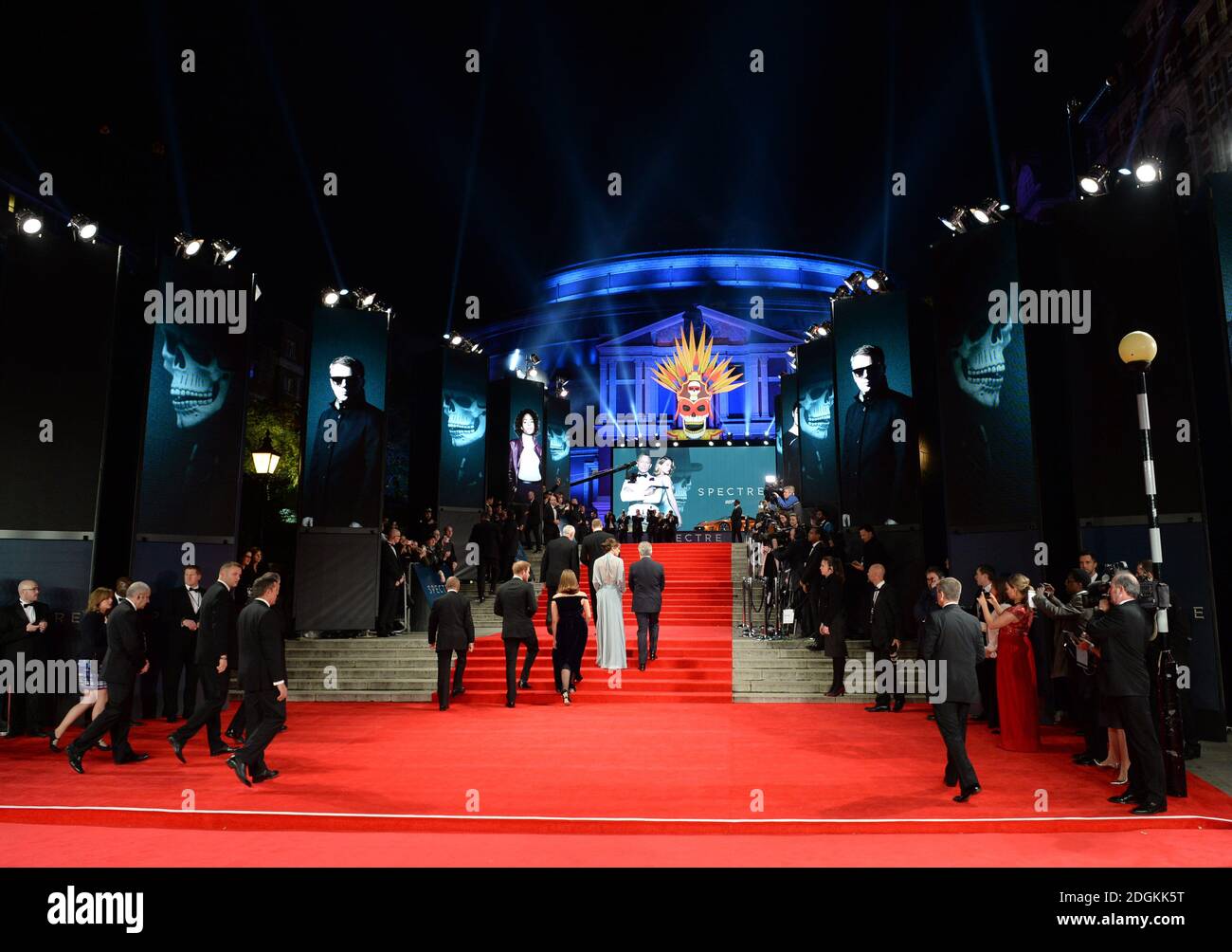 Duke and Duchess of Cambridge bei der Weltpremiere von Spectre, die in der Royal Albert Hall in London stattfand. Stockfoto