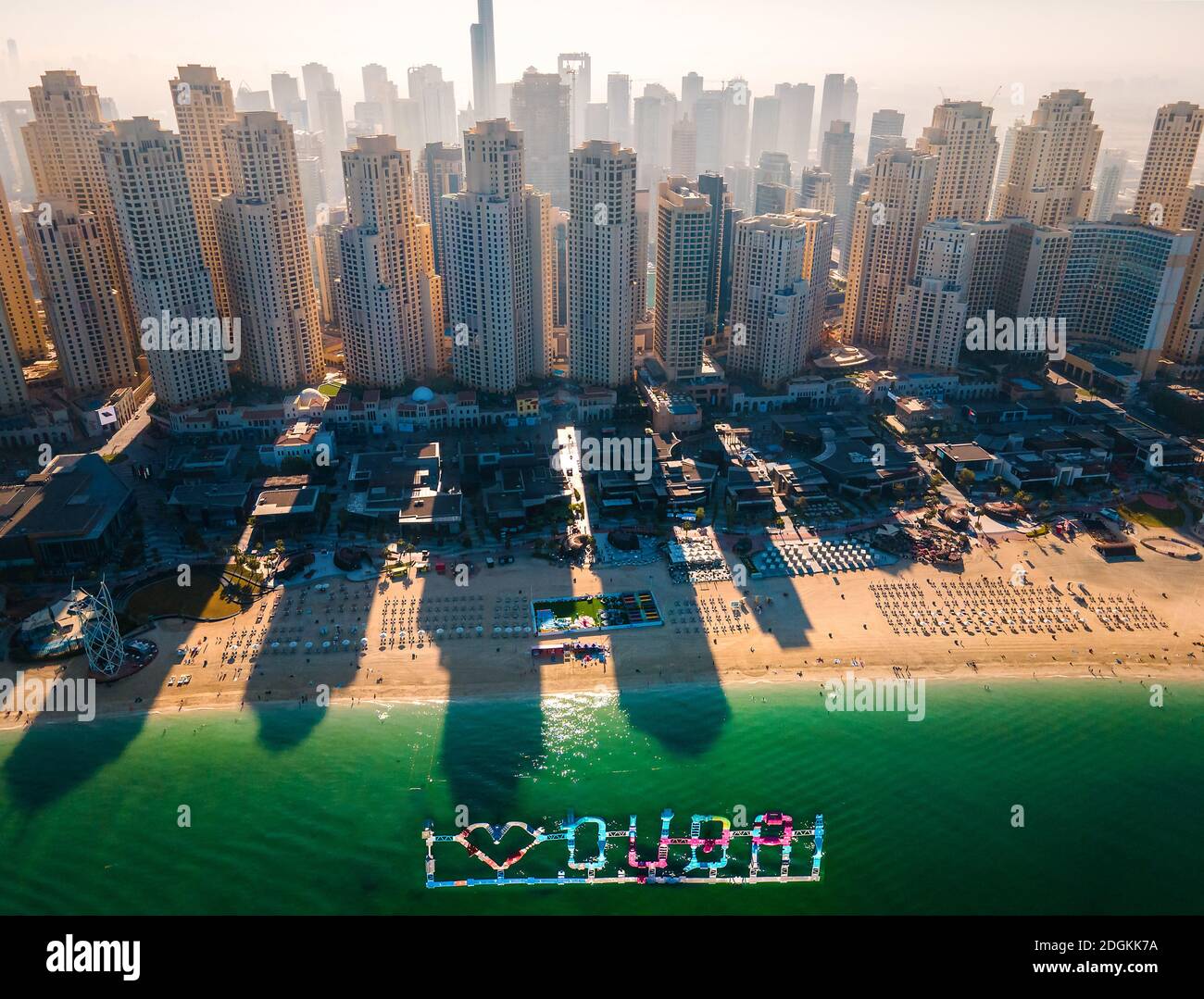 Luftaufnahme des JBR Strandes und der Dubai Marina Wolkenkratzer und Luxusgebäude in einem der Vereinigten Arabischen Emirate Reisen Orte und Resorts in Dubai Stockfoto