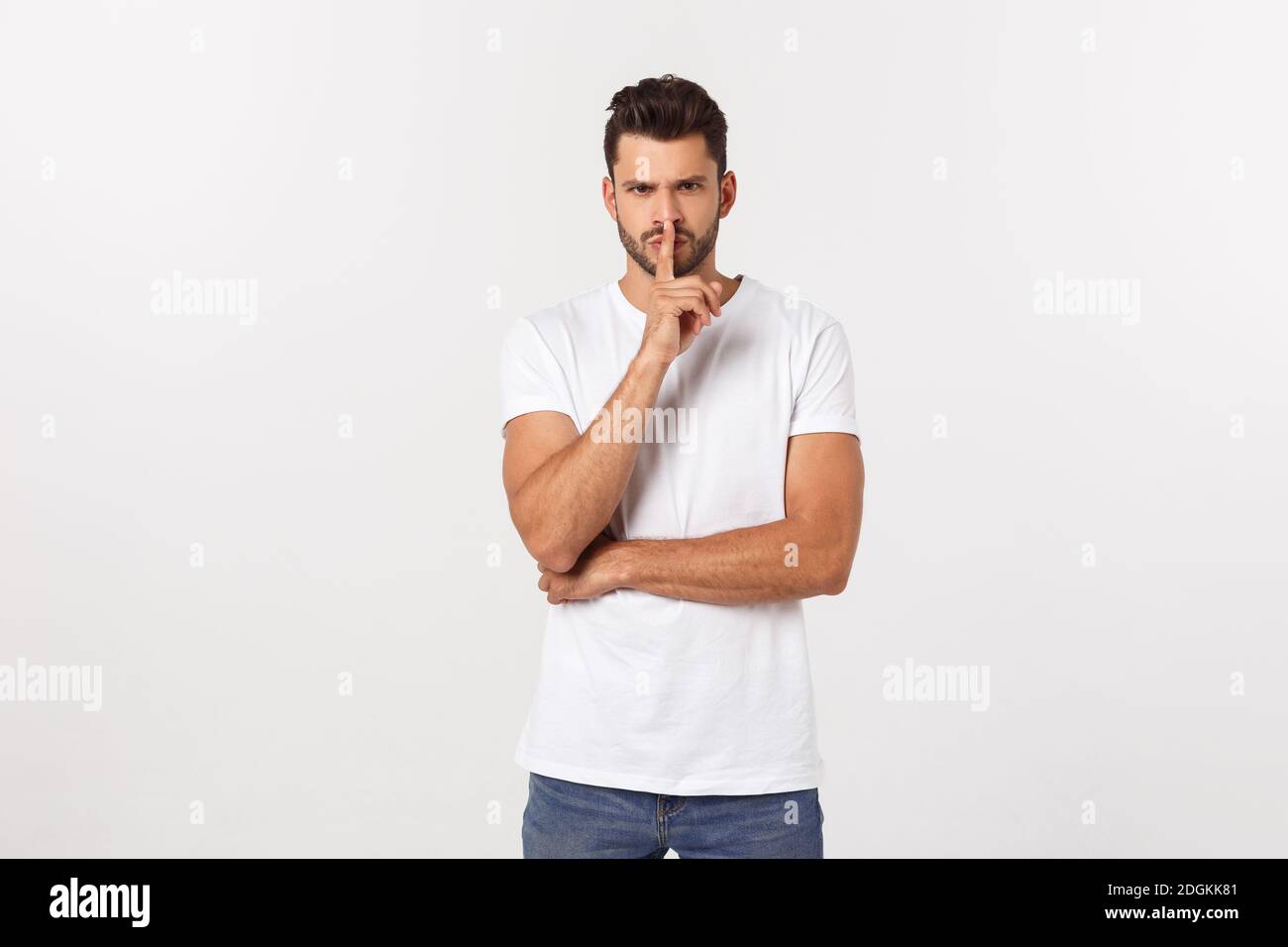 Nahaufnahme des enttäuschten gestressten bärtigen jungen Mannes im Hemd über weißem Hintergrund. Stockfoto