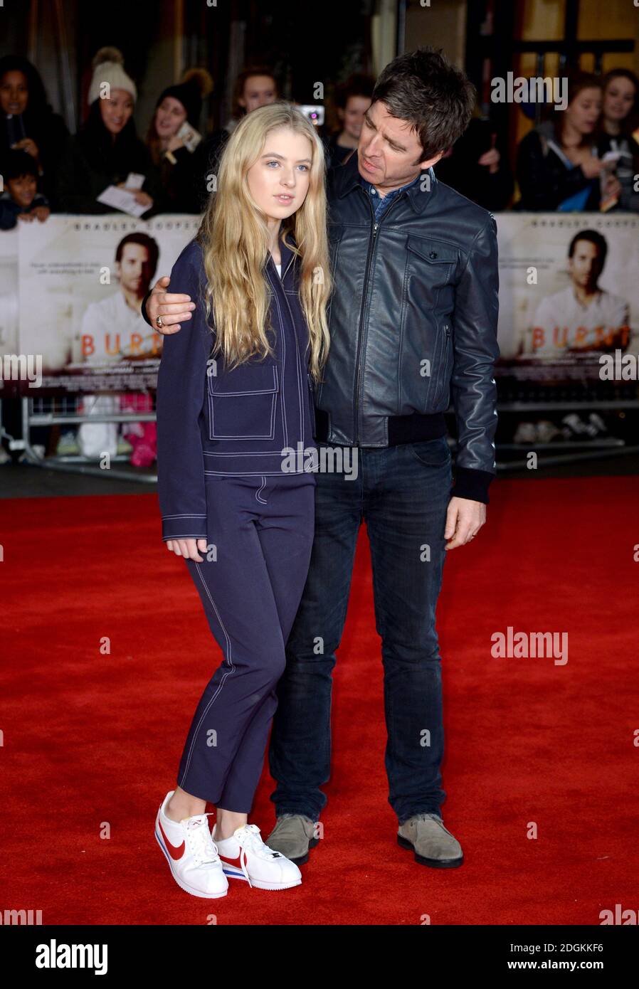 Noel Gallagher und Tochter Anais Gallagher bei der Premiere von Burnt, im Vue West End in Leicester Square, London. Foto-Kredit sollte Doug Peters / EMPICS Entertainment lesen Stockfoto