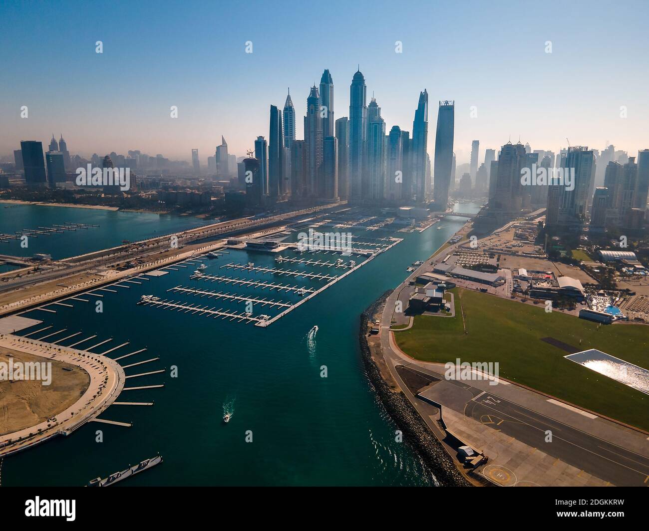 Dubai Marina Wolkenkratzer und JBR Beacg mit luxuriösen Gebäuden und Resorts in einem der Reiseorte der Vereinigten Arabischen Emirate Und Resorts in Dubai Luftbild V Stockfoto