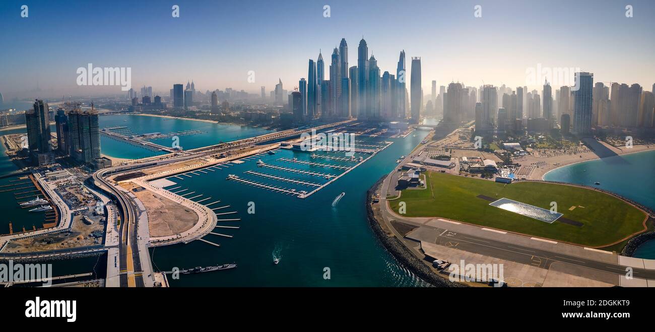 Panoramablick auf die Wolkenkratzer der Dubai Marina und das JBR Beacg mit Luxusgebäude und Resorts in einem der Vereinigten Arabischen Emirates travel Spots und Resorts Stockfoto