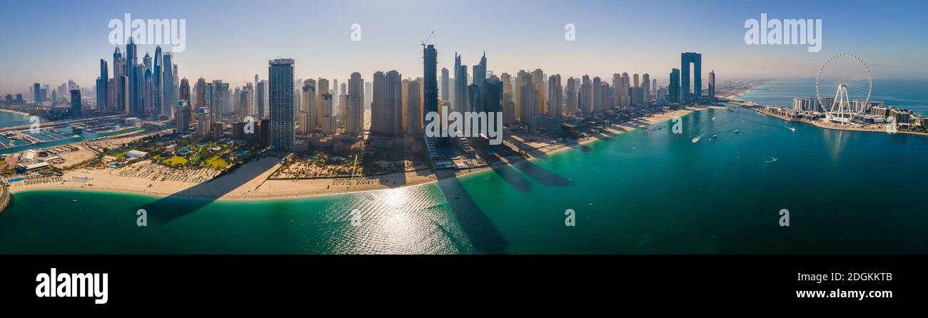 Panoramablick auf den JBR-Strand und die Wolkenkratzer der Dubai Marina Und Luxusgebäude in einem der Vereinigten Arabischen Emirate Reisespots und Resorts in Du Stockfoto