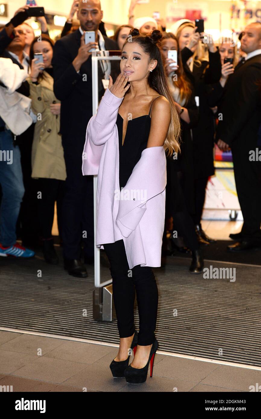 Ariana Grande kommt zu ihrer Promotion-Tour für den Duft ARI von Ariana  Grande im Boots Piccadilly Circus, London. Bildnachweis: Doug Peters/EMPICS  Entertainment Stockfotografie - Alamy