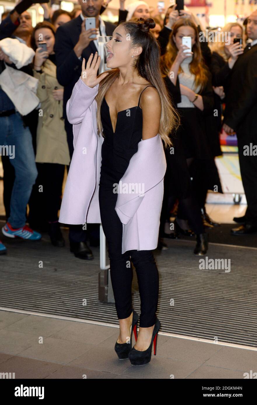 Ariana Grande kommt zu ihrer Promotion-Tour für den Duft ARI von Ariana  Grande im Boots Piccadilly Circus, London. Bildnachweis: Doug Peters/EMPICS  Entertainment Stockfotografie - Alamy