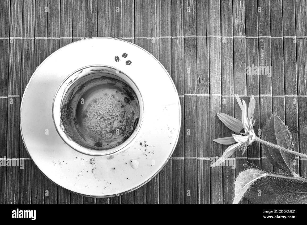 Schmutziger Kaffeetasse und Untertasse, Draufsicht Stockfoto