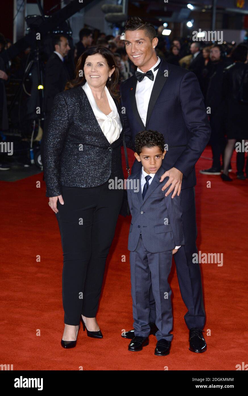 Cristiano Ronaldo Seine Mutter Maria Dolores Aveiro Und Sohn Cristiano Ronaldo Junior Bei Der Weltpremiere Von Ronaldo Im Vue West End Kino Im Leicester Square London Stockfotografie Alamy