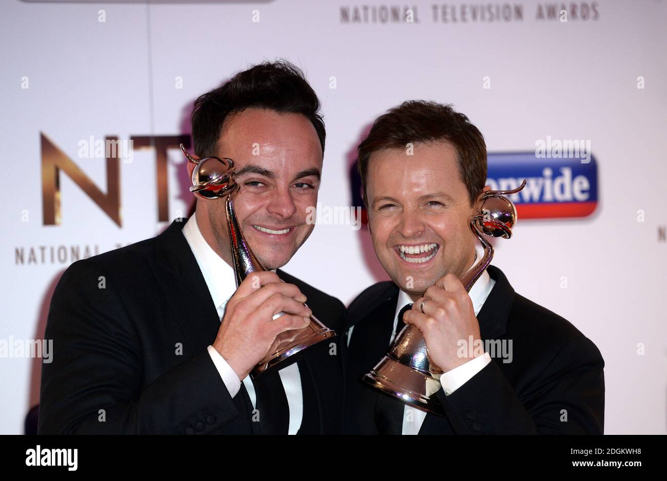 ANT (links) und Dec aka Anthony McPartlin und Declan Donnelly mit ihren besten TV-Moderatoren Award im Presseraum bei den National Television Awards 2016 in der O2 Arena, London. Stockfoto