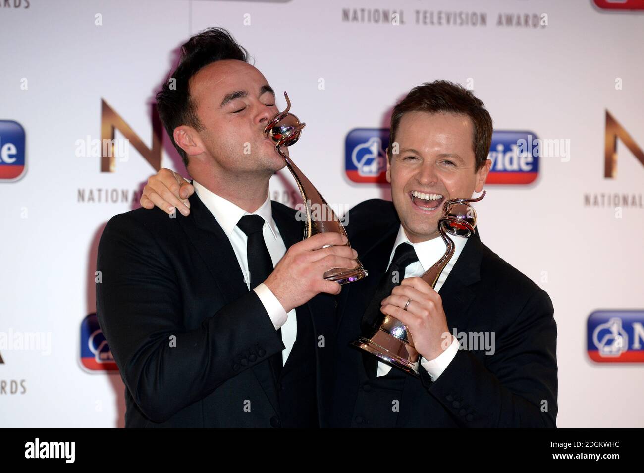 ANT (links) und Dec aka Anthony McPartlin und Declan Donnelly mit ihren besten TV-Moderatoren Award im Presseraum bei den National Television Awards 2016 in der O2 Arena, London. Stockfoto