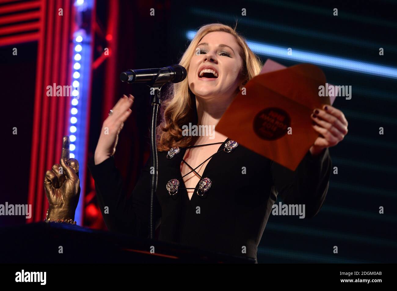 Katy B verleiht den Best International Solo Artist Award auf der Bühne während der NME Awards 2016 mit Austin, Texas, an der O2 Brixton Academy, London. Stockfoto