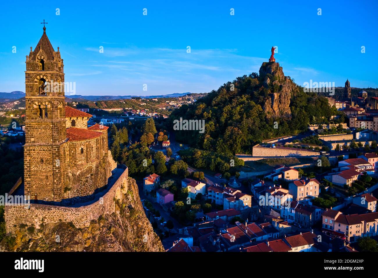 Frankreich, Haute-Loire (43), Le Puy-en-Velay, Bühne auf dem Weg nach Saint Jacques de Compostela, Blick auf die Stadt, Saint-Michel d'Aiguilhe, cathédrale du P Stockfoto