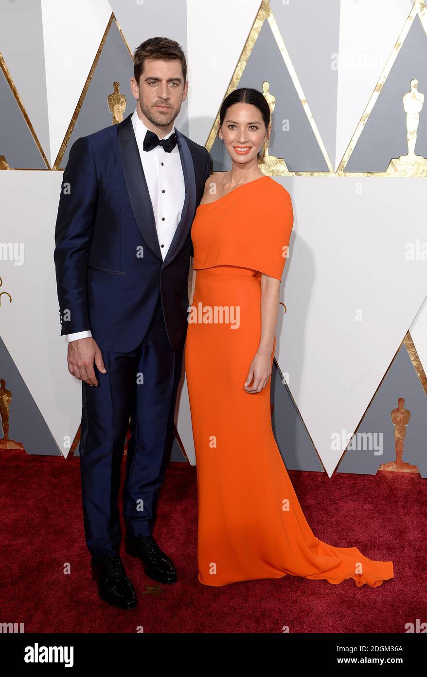 Olivia Munn und Aaron Rodgers bei der Ankunft bei den 88. Academy Awards im Dolby Theater in Hollywood, Los Angeles, CA, USA, 28. Februar 2016. Stockfoto