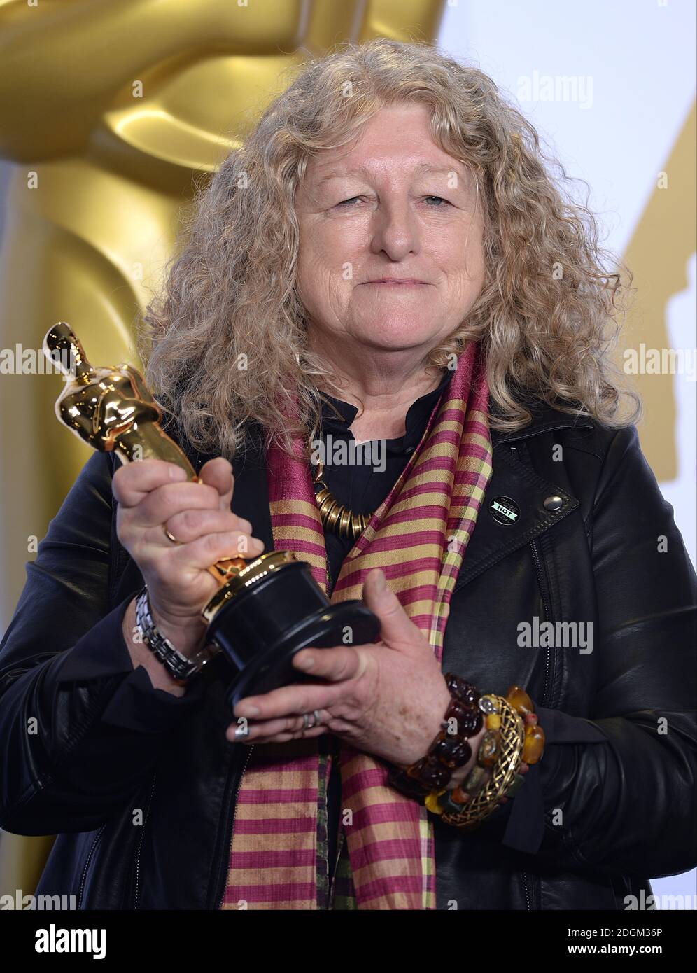 Jenny Beavan nimmt den Preis für das Beste Kostümdesign für 'Mad Max: Fury Road' im Presseraum der 88. Academy Awards entgegen, die am 28. Februar 2016 im Dolby Theater in Hollywood, Los Angeles, CA, USA, verliehen wurden. Stockfoto