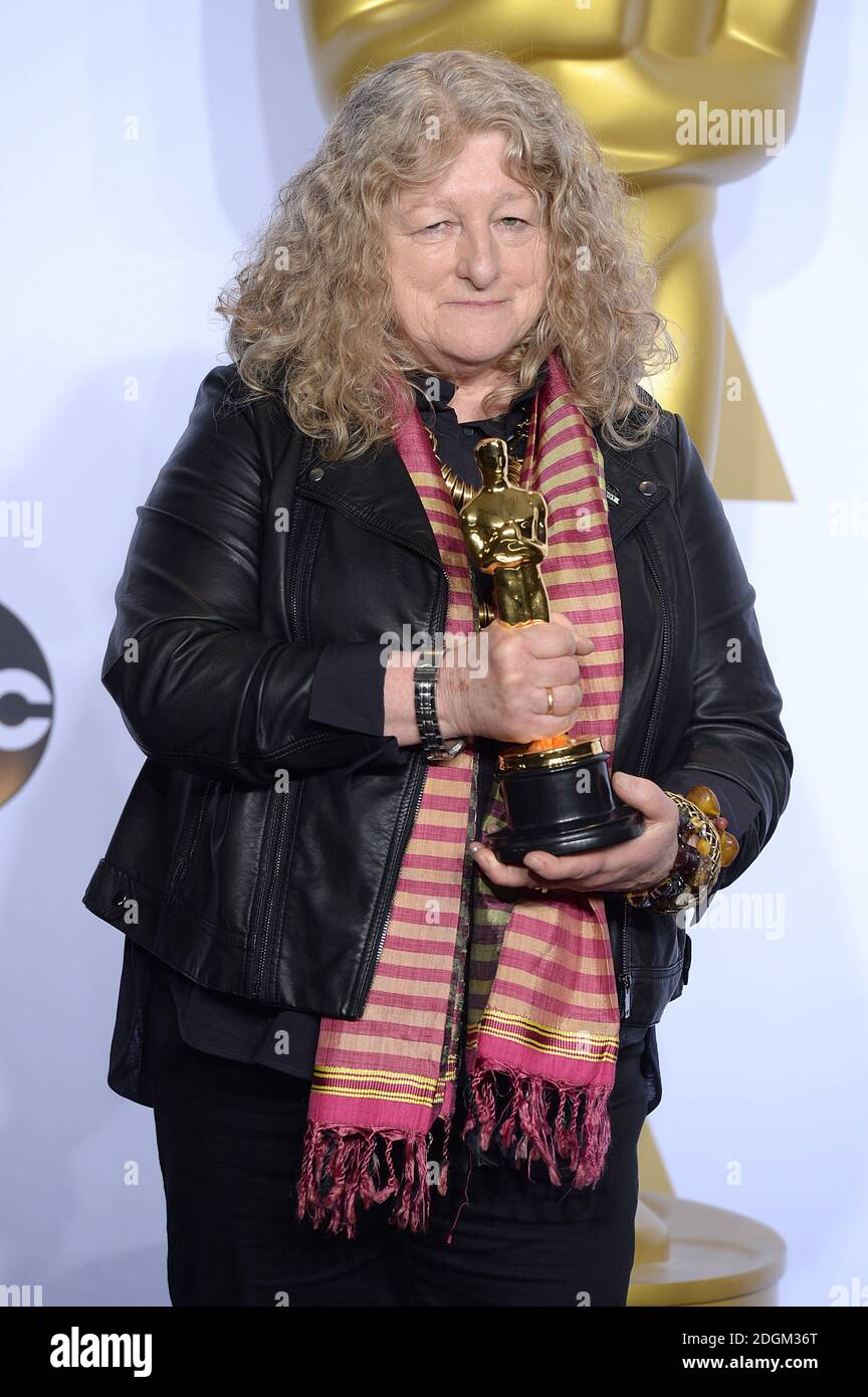 Jenny Beavan nimmt den Preis für das Beste Kostümdesign für 'Mad Max: Fury Road' im Presseraum der 88. Academy Awards entgegen, die am 28. Februar 2016 im Dolby Theater in Hollywood, Los Angeles, CA, USA, verliehen wurden. Stockfoto
