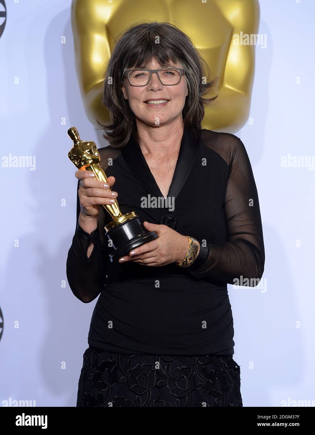 Margaret Sixel mit dem Oscar für den besten Schnitt (Mad Max Fury Road) im Presseraum der 88. Academy Awards, die am 28. Februar 2016 im Dolby Theater in Hollywood, Los Angeles, CA, USA, verliehen wurden. Stockfoto