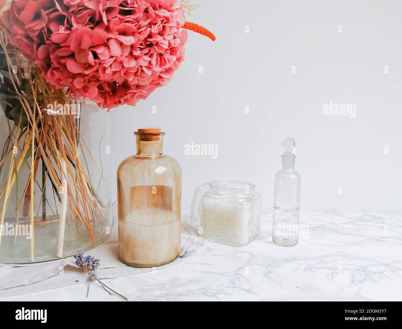 Hausgemachte umweltfreundliche und Kunststoff frei flüssige Waschmittel auf einem Weißer Marmorhintergrund Stockfoto