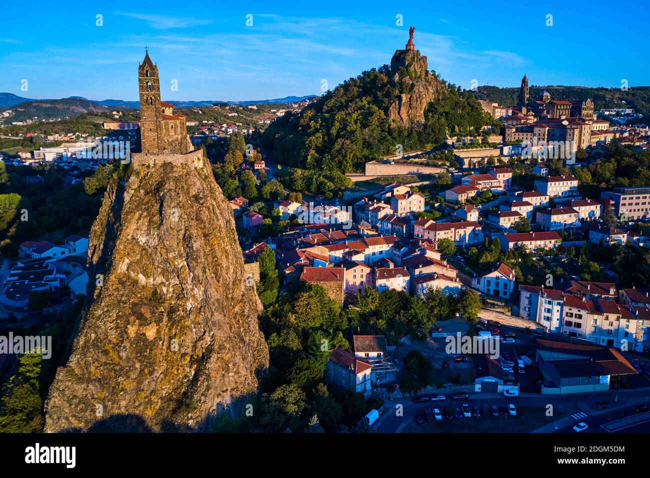 Frankreich, Haute-Loire (43), Le Puy-en-Velay, Bühne auf dem Weg nach Saint Jacques de Compostela, Blick auf die Stadt, Saint-Michel d'Aiguilhe, cathédrale du P Stockfoto