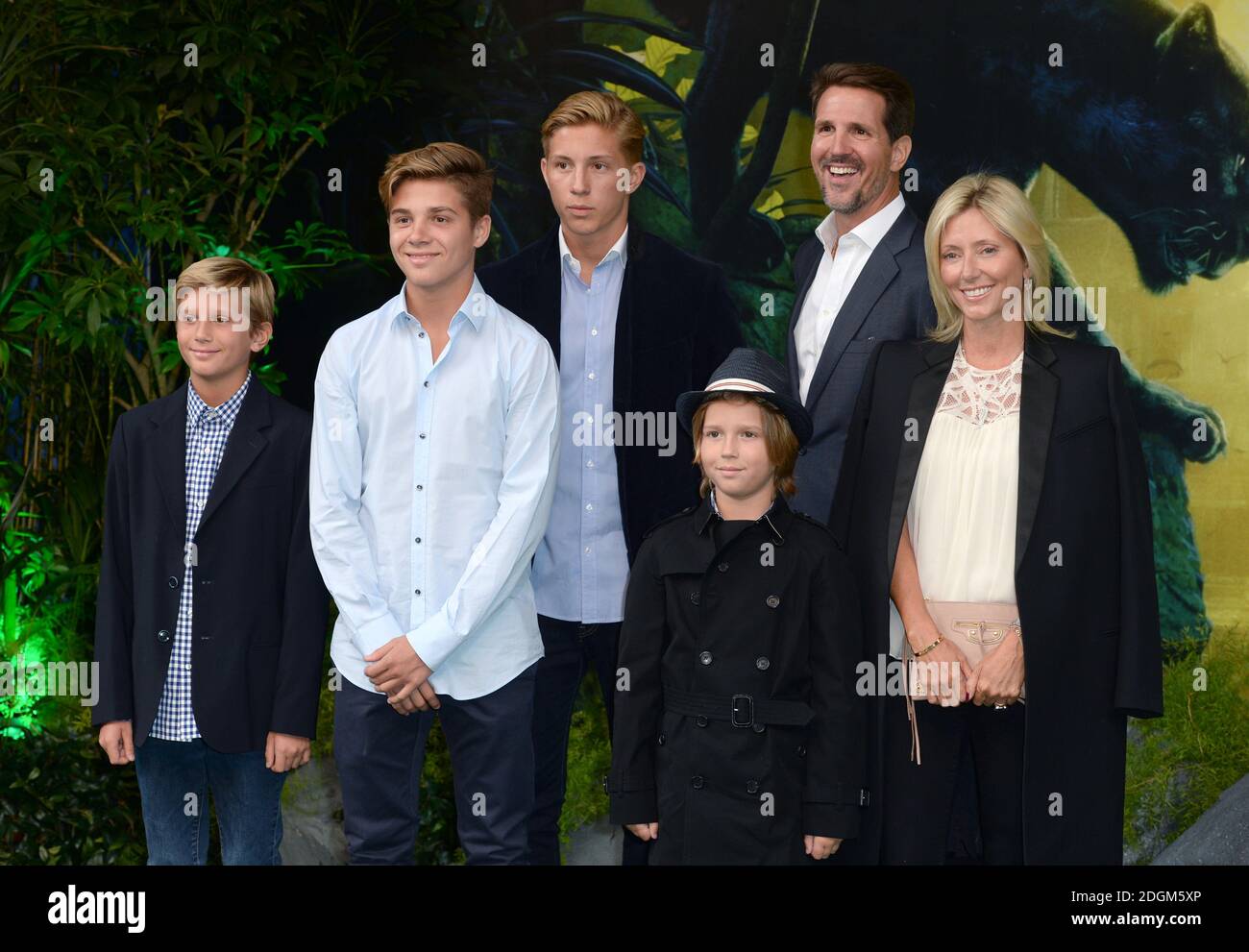 Kronprinz Pavlos von Griechenland, Prinzessin Marie Chantal von Griechenland und Familie bei der UK Premiere von The Jungle Book, BFI IMAX Cinema, London. Bild: Doug Peters EMPICS Entertainment Stockfoto