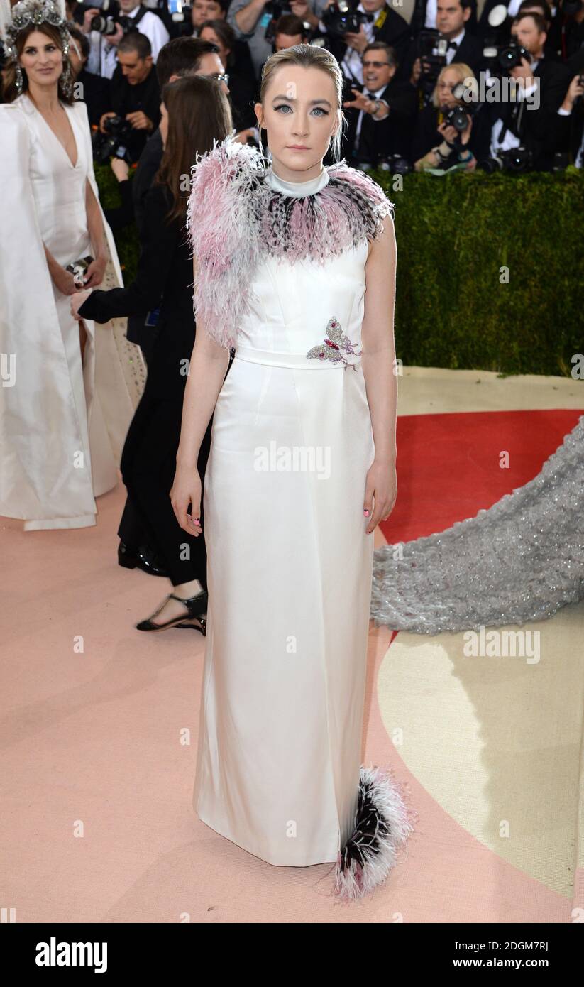 Saoirse Ronan beim Metropolitan Museum of Art Met Gala 2016 in New York City, USA. Bildnachweis sollte lauten: Doug Peters/EMPICS Entertainment Stockfoto