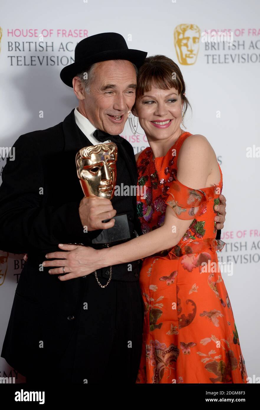 Mark Rylance mit dem Best Leading Actor Award für Wolf Hall mit Helen McCrory im Pressesaal The House of Fraser BAFTA TV Awards 2016 in der Royal Festival Hall, Southbank, London. Stockfoto