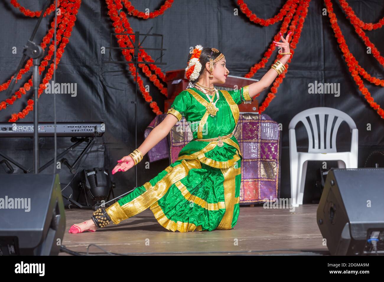 Eine indische Tänzerin in einem schönen Grün und Gold sari tritt auf der Bühne während Diwali Festival Feiern Stockfoto