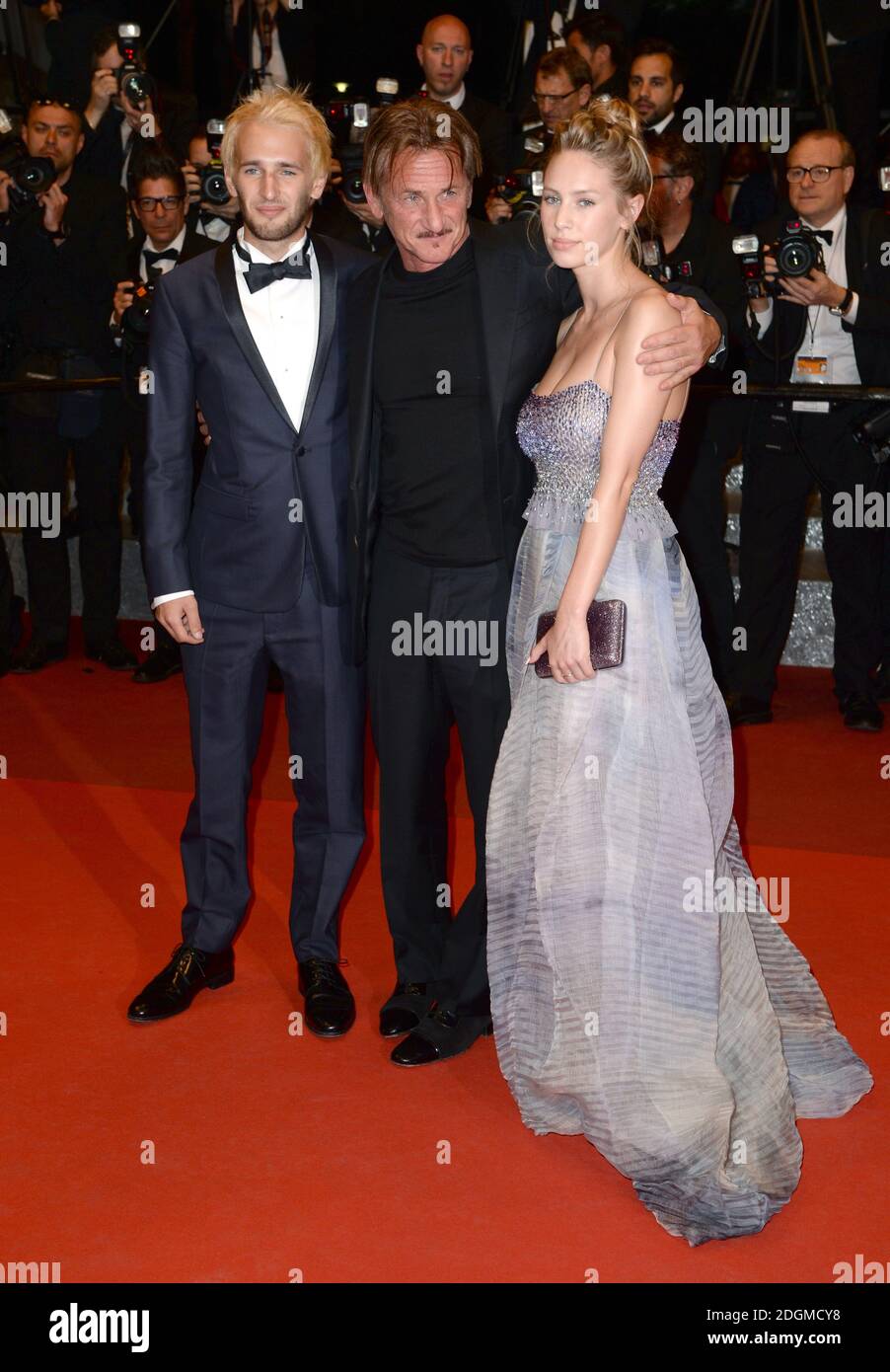 Hopper Penn, Sean Penn und Dylan Penn bei der Last Face Premiere, die im Palais De Festival in Cannes stattfand. Teil der 69. Filmfestspiele von Cannes in Frankreich. (Obligatorische Gutschrift: Doug Peters/EMPICS Entertainment) Stockfoto