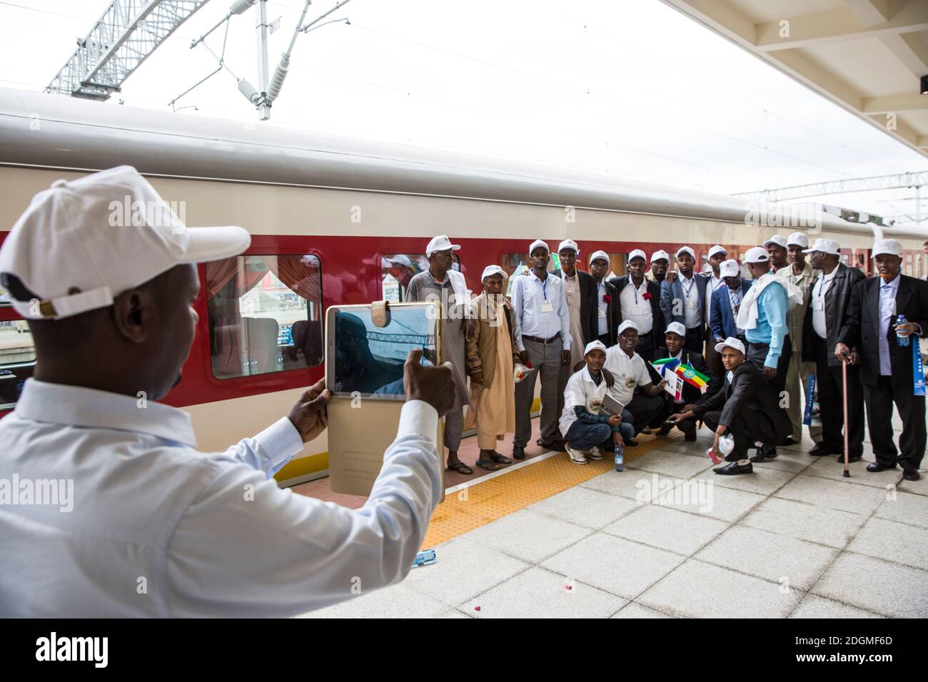 --FILE--Einheimische nehmen den ersten Zug, der auf der Addis Abeba-Dschibuti-Bahn am Bahnhof von Addis Abeba, Äthiopien, 5 Oktob fahren wird Stockfoto