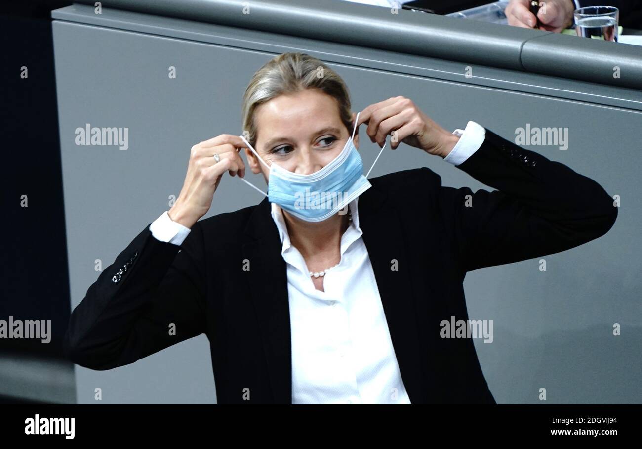 Berlin, Deutschland. Dezember 2020. Alice Weidel, Fraktionsvorsitzende der AfD, zieht nach ihrer Rede während der Generaldebatte über den Bundeshaushalt im Bundestag Mund und Nase an. Quelle: Kay Nietfeld/dpa/Alamy Live News Stockfoto